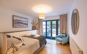 Modern Apt Near Gardens With Large Decking Area - Vivre Retreats